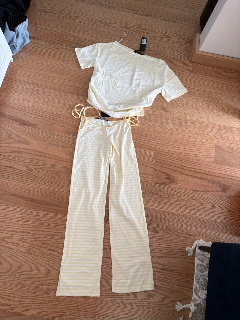 Lioness Pale Yellow Striped Short-Sleeve set - Picture 2 of 4